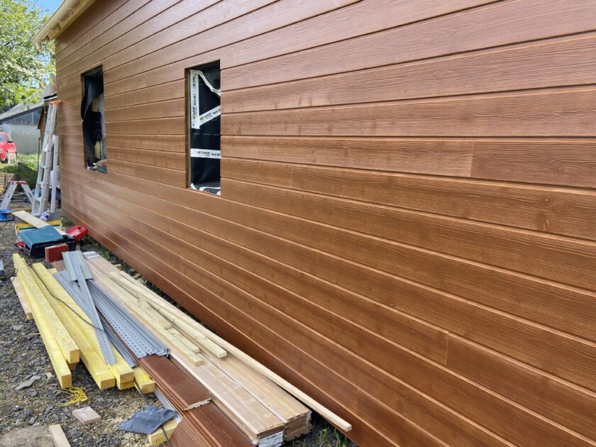 mur d'une maison isolée avec bardage de bois