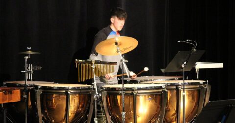 Jeune percussionniste sur scène