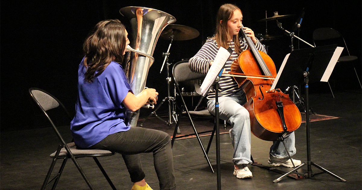 une élève de violoncelle et une autre de tuba sur scèné