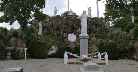 nombreuses statues religieuses sur piédestal