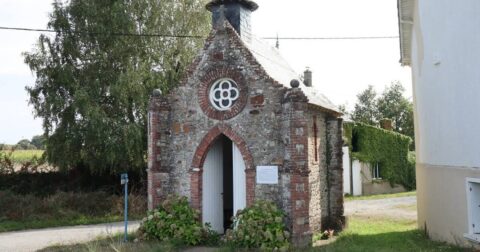 toute petite chapelle en pierre et brique rouge avec oculus au dessus de la porte