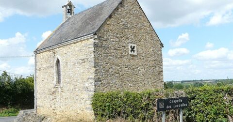 petite chapelle en pierre à la croisée de deux routes de campagne