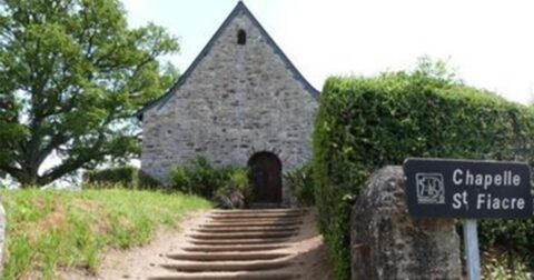 petite chapelle de campagne en pierre et ardoise en haut d'escaliers en terre