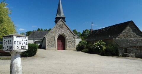 petite église du 11ème siècle en pierre et ardoise sur une place de village