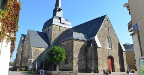 église romane fortifiée avec tour centrale percée de meurtrières