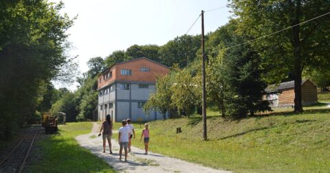 famille marchant sur un sentier au parc musée des Mines de la Brutz