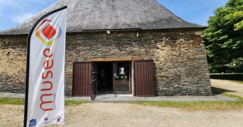 entrée du musée dans une ancienne halle à charbon en pierre et toit de tuiles