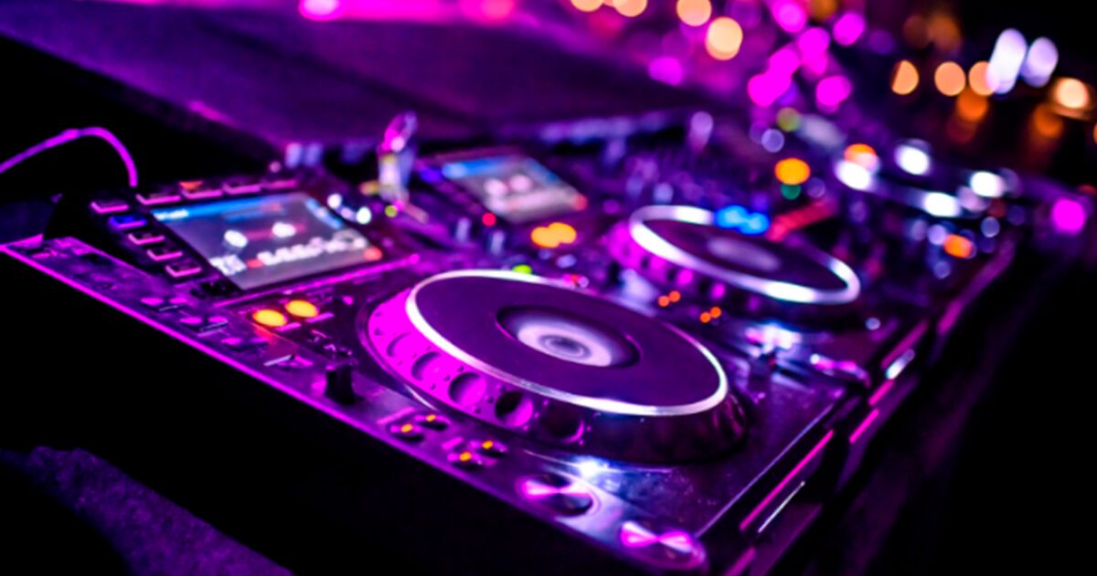Platine de Dj avec lumières violettes