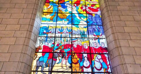 vitrail coloré de l'église de Derval