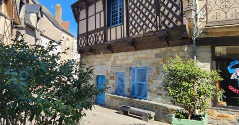 ancienne maison en pierre et à colombage