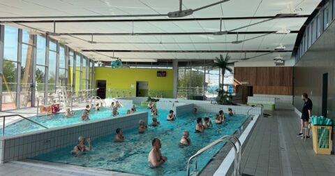 cours d'aquagym dans une piscine