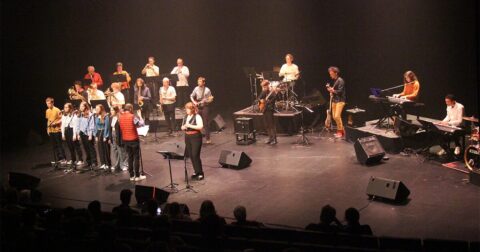 Groupe de jeunes musiciens et chanteurs sur scène