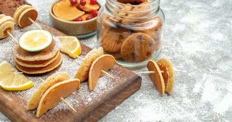 Assortiments de biscuits posés sur une table