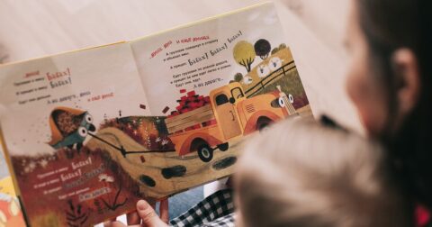 maman et son fils allongés sur le ventre lisant un livre