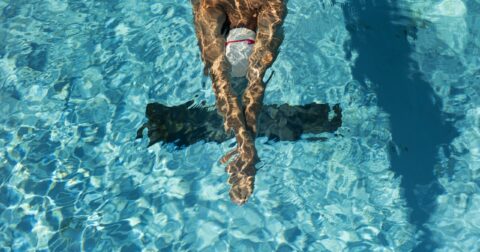 homme nageant dans une ligne d'eau d'un bassin sportif
