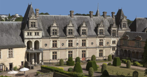 Cour intérieure du château renaissance avec jardin à la française