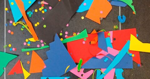 papiers colorés découpés en vrac sur une table