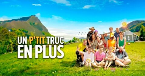 groupe d'adultes posant dans un champ à la montagne