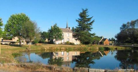 église et arbres se reflétant dans un étang