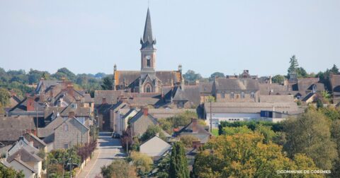 village de Bretagne avec église et son clocher au centre
