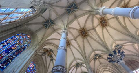 voûte d'église avec arcs brisés et vitraux