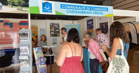groupes de personnes prenant des renseignements lors d'un forum