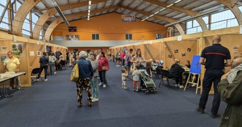 salle des sports avec nombreux barnums pour un forum des associations