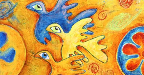 Peinture représentant 3 oiseaux, bleu, jaune et orange volant ensemble dans un ciel coloré