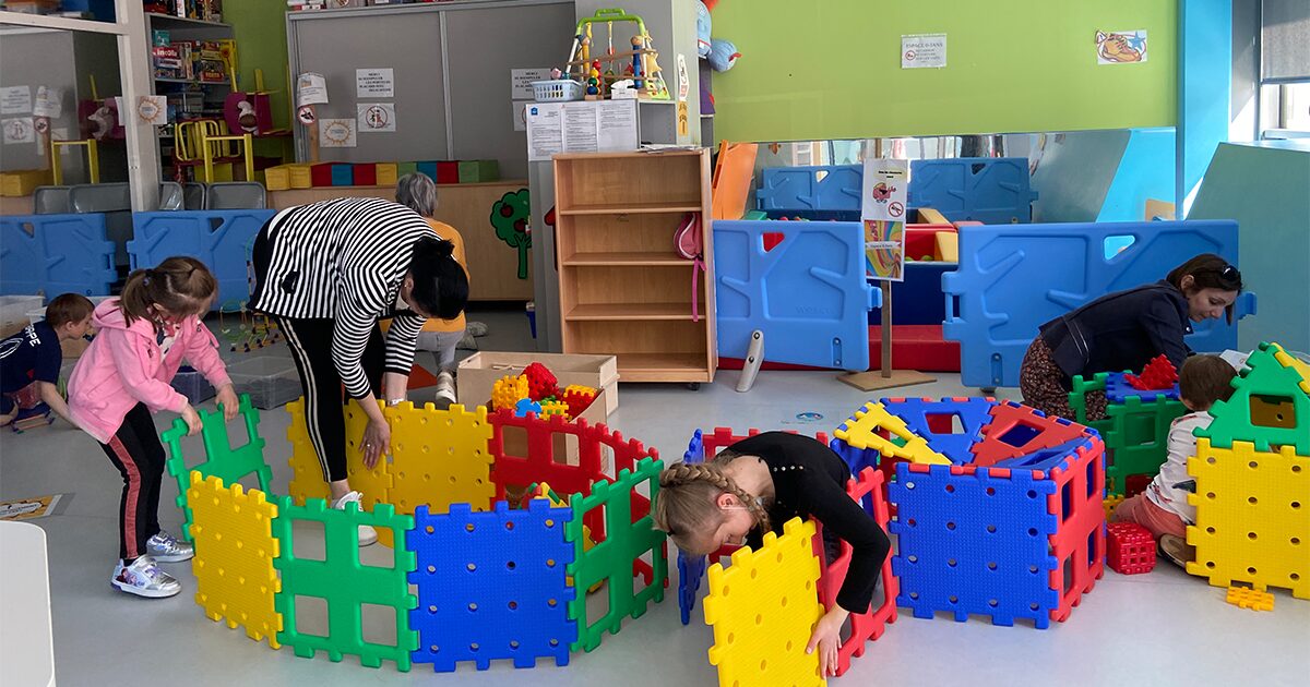 enfants construisant une maison avec de grandes pièces de jeu colorées