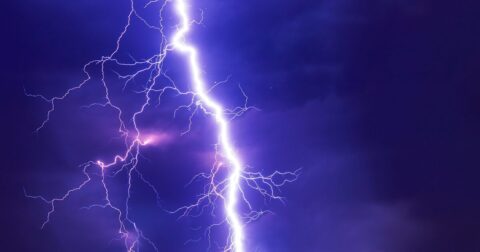 éclair dans un ciel de nuit aux teintes violet