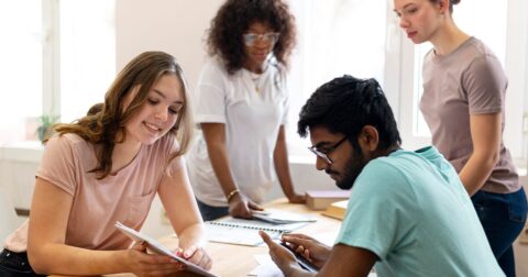 groupe de 4 jeunes autour d'une table