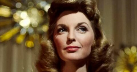 portrait de femme avec une coupe de cheveux et un style glamour des années 50