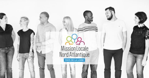 photo noir et blanc d'un groupe de jeunes