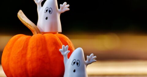 deux petits fantômes apeurés accompagnés par une citrouille