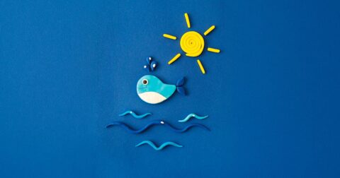 illustration enfantine d'une baleine au dessus des vagues sous un soleil