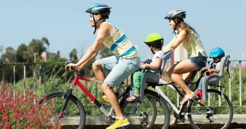 une famille de 4 à vélo en balade en été