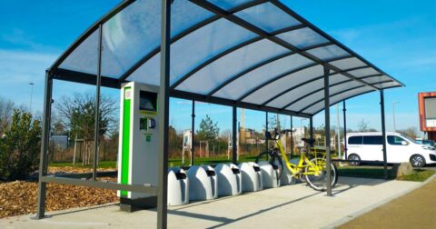 station de vélos électriques jaunes couverte