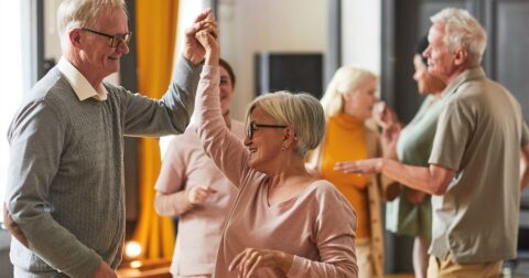 groupe de séniors en train de danser