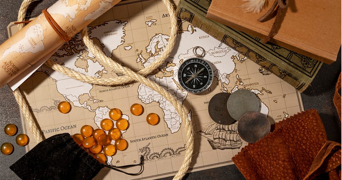 carte maritime avec boussole, cordage et pièces en argent