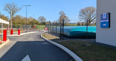 barrière d'accès fermée à l'entrée d'une déchetterie