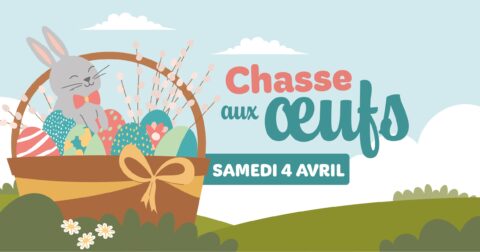 Dessin d'un petit lapin gris souriant au milieu d'oeufs colorés dans un panier posé dans un buisson dans la campagne.