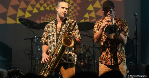 Un trompettiste et un saxophoniste en chemise bariolée sur scène