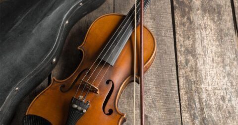 violon et étui posé sur une table en bois