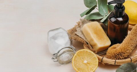 savon, flacon et citron posés dans un panier en osier