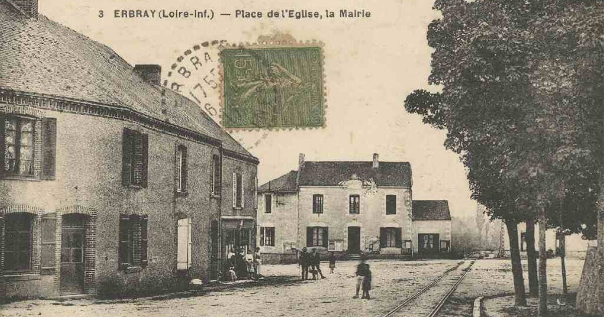 Carte postale ancienne avec maisons de bourg, place avec un arbre