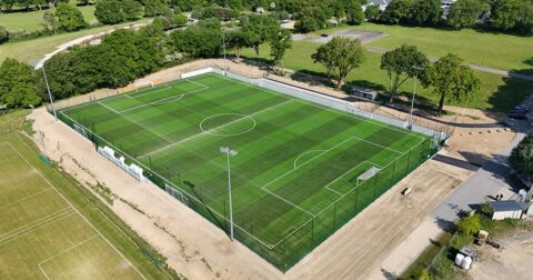 Vue arienne d'un terrain synthétique de football