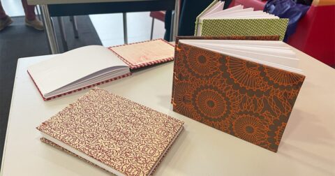 livres reliés faits maison posés sur une table
