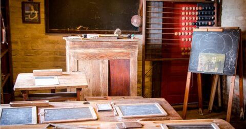 ancienne salle de classe avec bureau et pupitre en bois
