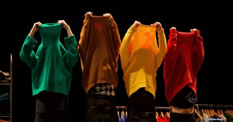 4 comédiens sur scène enlèvent leur pull coloré simultanément