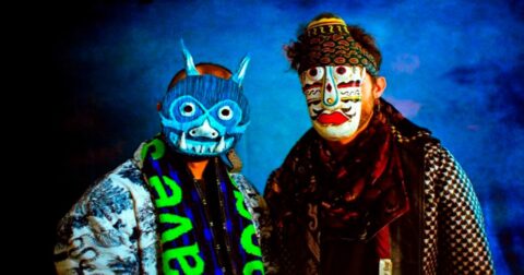 deux musiciens avec des masques de carnaval colorés